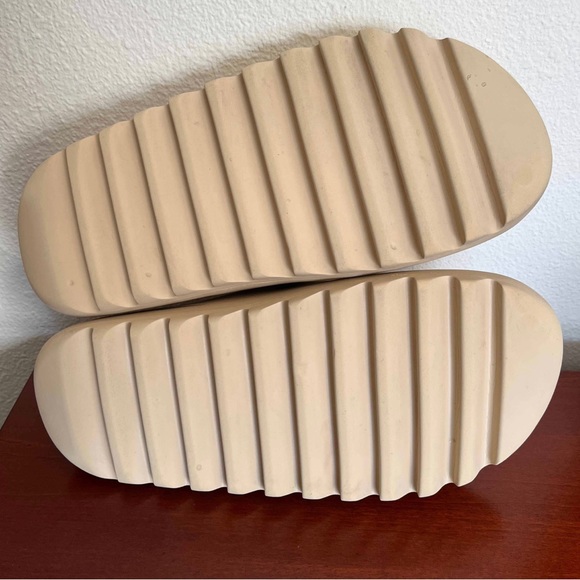 YEEZY SLIDES ‘DESERT SAND’ - Picture 6 of 6